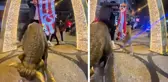 Trabzonsporlu taraftar, Kadıköy Boğa Heykeli'nde atkı açıp bağırdı