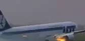 Pilot, iniş takımları açılmayan uçağı başarılı bir şekilde indirmeyi başardı