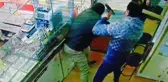 Silahın oyuncak olduğunu fark eden kuyumcu, soyguncuyu dövdü