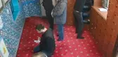 Beyoğlu'nda camide namaz kılıyor gibi yapıp ayakkabı çaldı