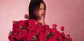 Rihanna, Sevgililer Günü'ne özel iç çamaşırlarıyla poz verdi!