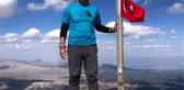 Yıpranan Türk bayrağını değiştirmek isterken kaybolan dağcının cesedine ulaşıldı