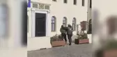 Yolda yürüyen bir kişi kediyi tekmeleyerek yaraladı
