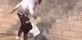 Aldatan kadın, adliye önünde boşanmaması için kocasının ayaklarına kapandı