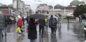 Taksim'de Soğuk ve Yağışlı Hava Etkisini Sürdürüyor