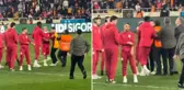 Maç öncesi olay: Sahaya giren taraftar, Galatasaraylı futbolcuların arasına daldı