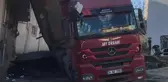Kağıthane'de asfalt döken kamyonun damperi devrilip balkona girdi; ölümden saniyelerle kurtuldu