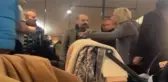 Annenin sözleri yürek yaktı! Tanju Özcan'ın otelden sağ çıkanları ziyaret ettiği anlar ortaya çıktı