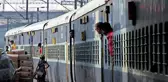 Hindistan'da 'yangın' söylentisi kaza getirdi: Trenden atlayan 11 kişiye başka tren çarptı