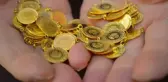 Altının ons fiyatı zayıf dolar ve ABD borçlarına ilişkin endişelerle yeni rekor kırdı