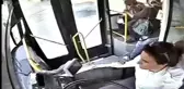 Kalp krizi geçiren şoförü kadın yolcu kurtardı