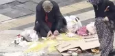 Erzakları yerden toplamaya çalışan yaşlı adam yürek burktu! Valilik sahip çıktı
