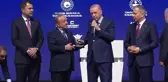 Cumhurbaşkanı Erdoğan sahneye çağırdığı iş adamına sitem etti: Yardımını beğenmedim