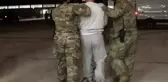 ABD'de de göçmenler zincirlere bağlanarak hapishaneye götürüldü