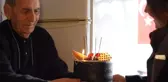 Gönülleri ısıtan sürpriz! 85 yıllık ömründe ilk kez doğum gününü kutladı