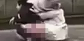 Kimseye aldırmadan şehrin göbeğindeki tarihi anıt önünde tuvaletini yaptı