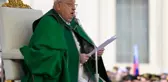 Ayinde nefes alamayan Papa Francis'in konuşmasını yardımcısı tamamladı