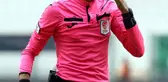 Kırmızı kart gören futbolcu hakemi bıçakladı