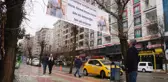 Tartıştığı eşinden af dilemek için şehrin ortasına pankart astı