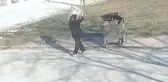 Ayaklarını bağladığı köpeği çöp konteynerine attı