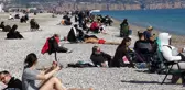 Tüm Türkiye'de kara kış hakimken Antalya sahilleri akın akın doldu