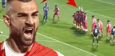 Görenler şaştı kaldı: Serdar Dursun, bu hareketleriyle maça damga vurdu