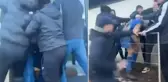 Taraftarlar, mağlup olan futbolcularına saldırdı
