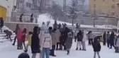 Müdürün sürpriz kar topu anonsu ile çocukların çığlıkları okulu inletti