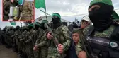 Gazze'de son takas! İsrailli esir serbest bırakılırken Hamas mensubunu alnından öptü