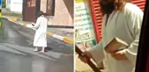 Bir elinde asa bir elinde kitapla yalın ayak sokakta gezdi