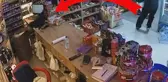 Tavuk onlardan onlar tavuktan korktu! Market savaş alanına döndü