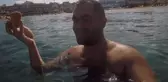 Alanya'nın meşhur S pastasını Kızıldeniz'deki balıklara ikram etti