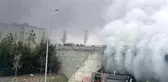 Başakşehir Çam ve Sakura Şehir Hastanesi girişinde otobüste bilinmeyen bir nedenle yangın çıktı. Olay yerine itfaiye ekipleri sevk edildi.