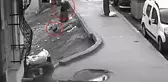 Görüntü Esenyurt'tan! Kadın, kendine saldıran horozla böyle kavga etti
