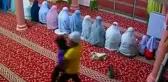 Küçük kızı namaz kıldığı sırada camiden kaçırdı