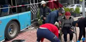 Halk otobüsü park halindeki araçlara çarpıp, kafeye girdi; 4 yaralı
