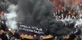 Sırbistan'da büyük kaos! Vekiller parlamentoya sis bombası attı