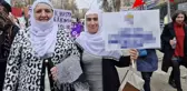 Kürt aktivist Zeynep Alkış skandal pankarta ateş püskürdü