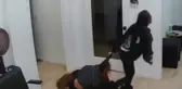 15 yaşındaki kadın müşteriyi saçlarından sürükleyerek dışarı attı