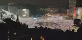 Sırbistan'da 15 kişinin öldüğü kazananın ardından ülke tarihinin en büyük protestosu gerçekleşti