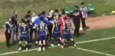 Futbolcular maçı bırakıp gazetecilere saldırdı