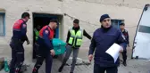 Evde eşini, parkta aralarında ilişki olduğunu iddia ettiği adamı öldürdü