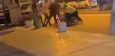4 kişi motosikletliyi sokak ortasında feci şekilde darp etti