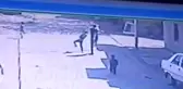 Evinin önünde oynayan 3 yaşındaki çocuğu tekmelerle hastanelik etti