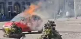 Kalabalık meydanda kendi aracını patlatan şahıs ağır yaralandı