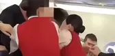 Koku tartışması sonrası yolcu kabin görevlisini ısırdı