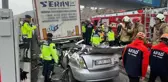 Bayram dönüşü feci kaza! Tırın altına giren otomobil kağıt gibi ezildi