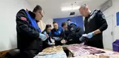 Dilencinin üzerinden çıkan parayı 8 zabıta 1 saatte zor saydı