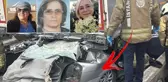 Herkes ne olduğunu merak ediyor! Tırın altına giren otomobildekiler tatilden geliyormuş