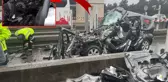 Tırın altında kağıt gibi ezilen aracın hız göstergesi dikkat çekti